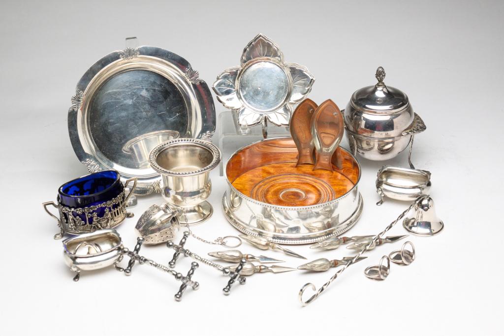 GROUPING OF STERLING SILVER TABLE ACCESSORIES.: American and European, late 19th - 20th century. Including Frank Smith coaster, two individual salt dips, snuffer, urn shaped toothpick, two knife rests, master salt dip, sterling handled corn holders