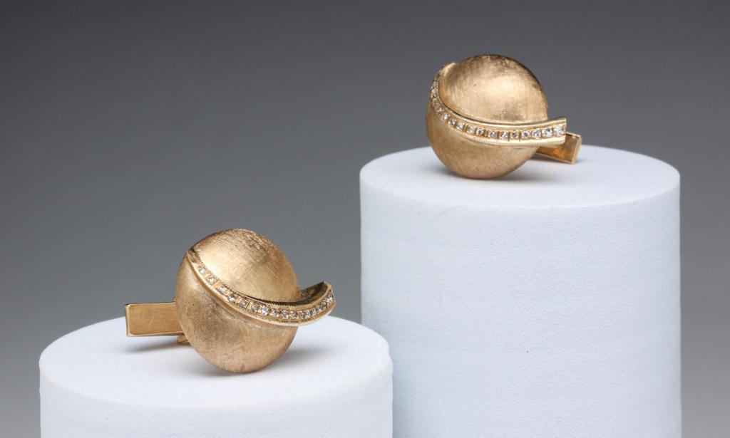PAIR OF 14K DIAMOND CUFFLINKS. (1 of 3)
