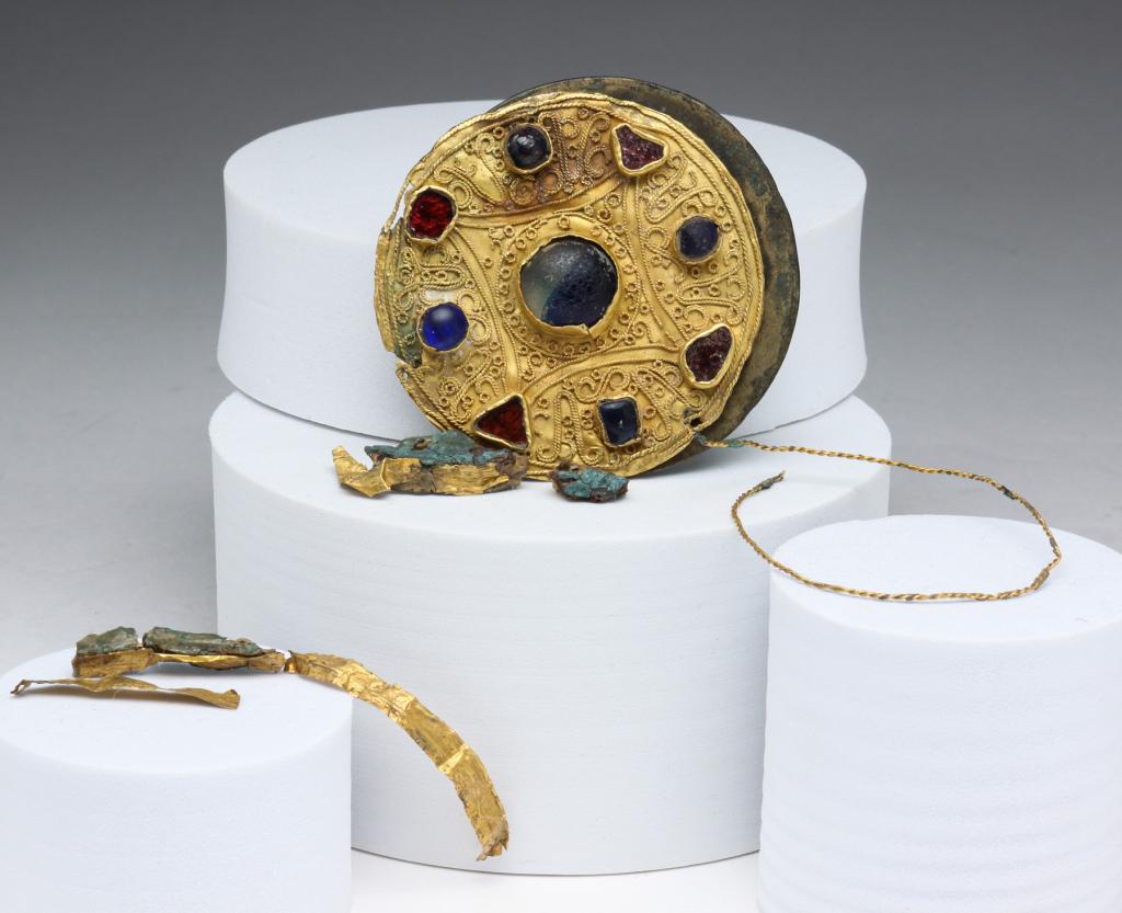 FRANKISH JEWEL ADORNED DISC BROOCH. (1 of 6)