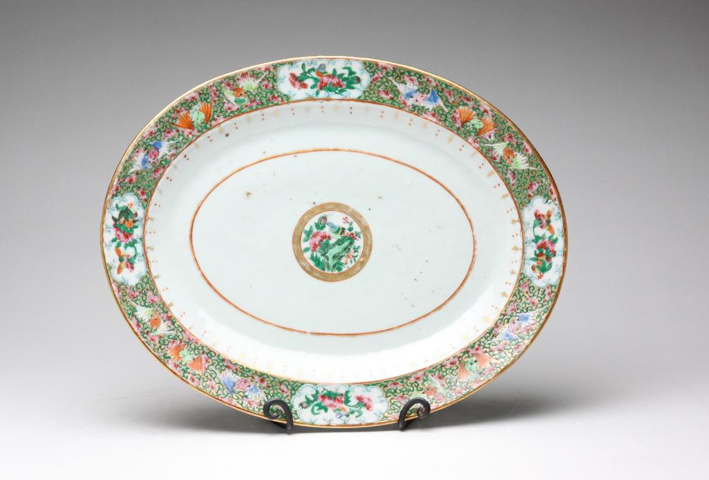 CHINESE EXPORT ROSE CANTON PLATTER. (1 of 4)