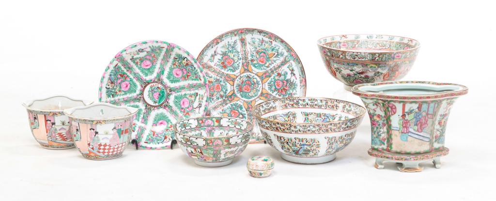 GROUP OF CONTEMPORARY CHINESE PORCELAIN. (1 of 11)