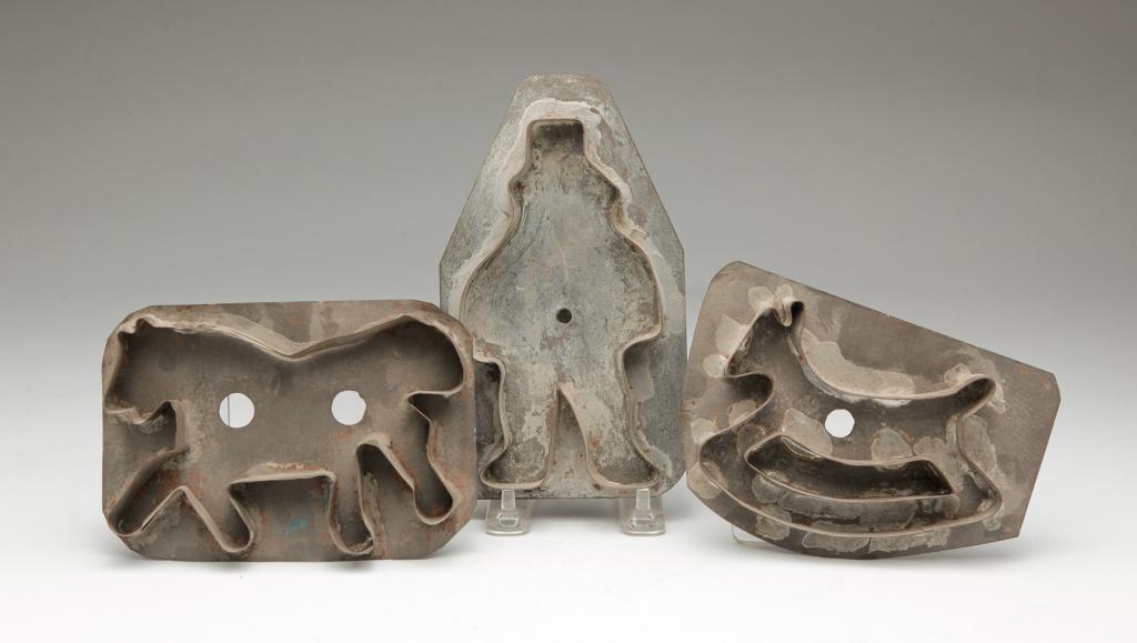 THREE AMERICAN TIN COOKIE CUTTERS. (1 of 4)