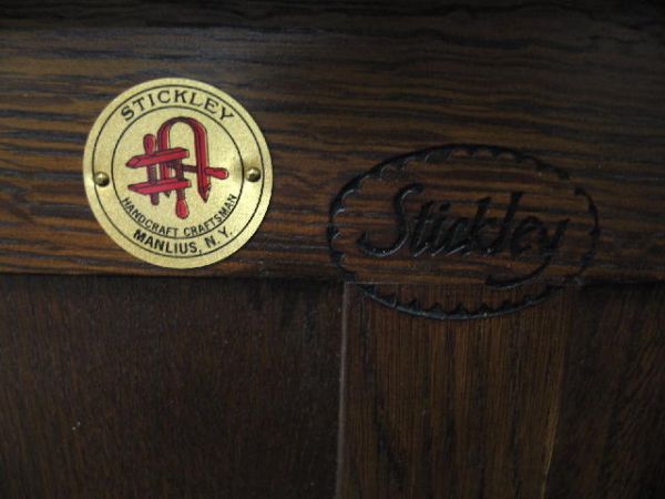 CONTEMPORARY "STICKLEY" PRAIRIE SETTLE. Oak in a - 2