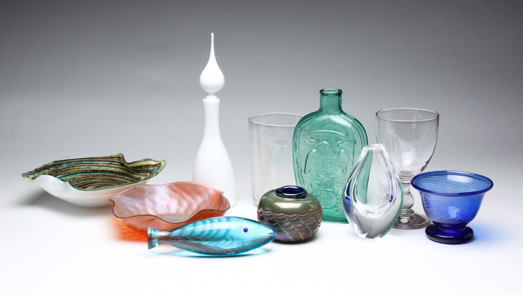 GROUP OF BLOWN AND CONTEMPORARY GLASS. (1 of 7)