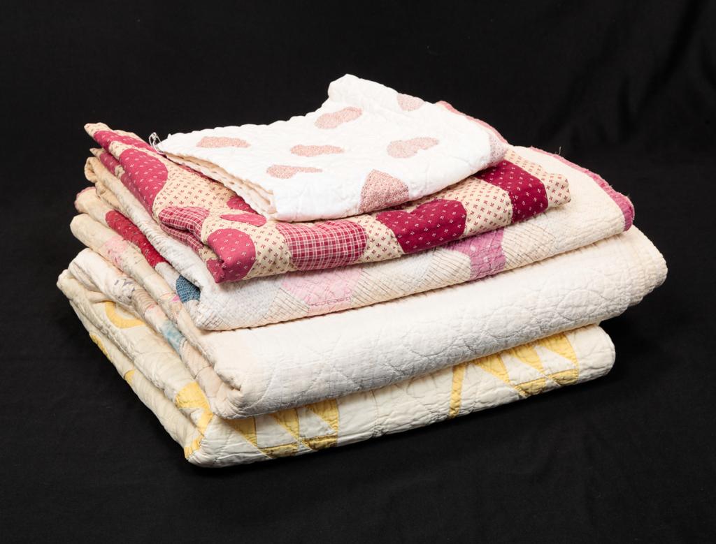 FIVE AMERICAN QUILTS. (1 of 17)