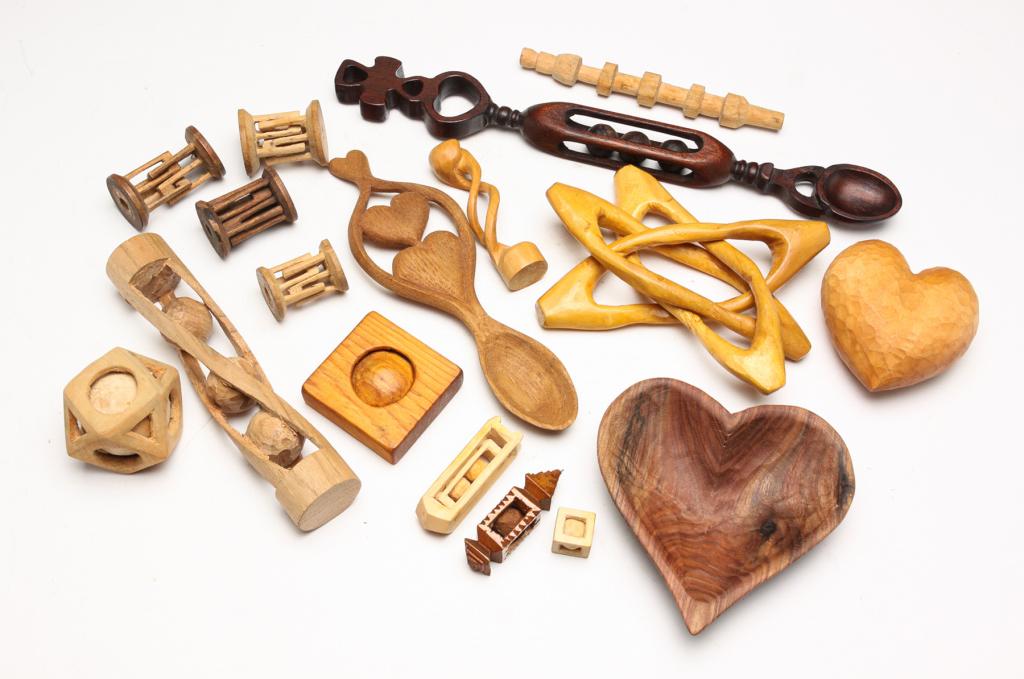 GROUP OF AMERICAN CARVED WHIMSEYS. (1 of 4)