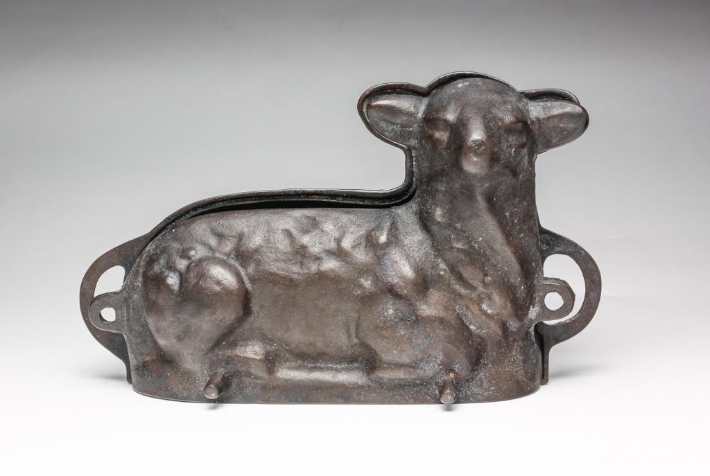 AMERICAN CAST IRON LAMB MOLD. (1 of 4)