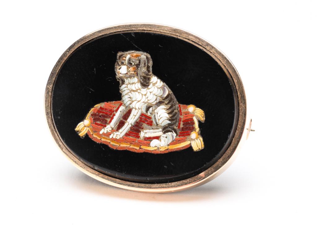 VICTORIAN GOLD MICRO MOSAIC DOG BROOCH. (1 of 3)