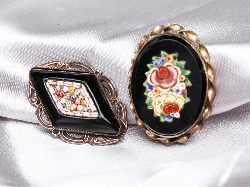 TWO ANTIQUE ONYX & MICRO MOSAIC BROOCHES. (1 of 4)