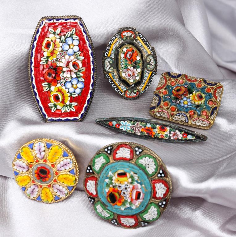SMALL GROUP VINTAGE MICRO MOSAIC BROOCHES. (1 of 4)