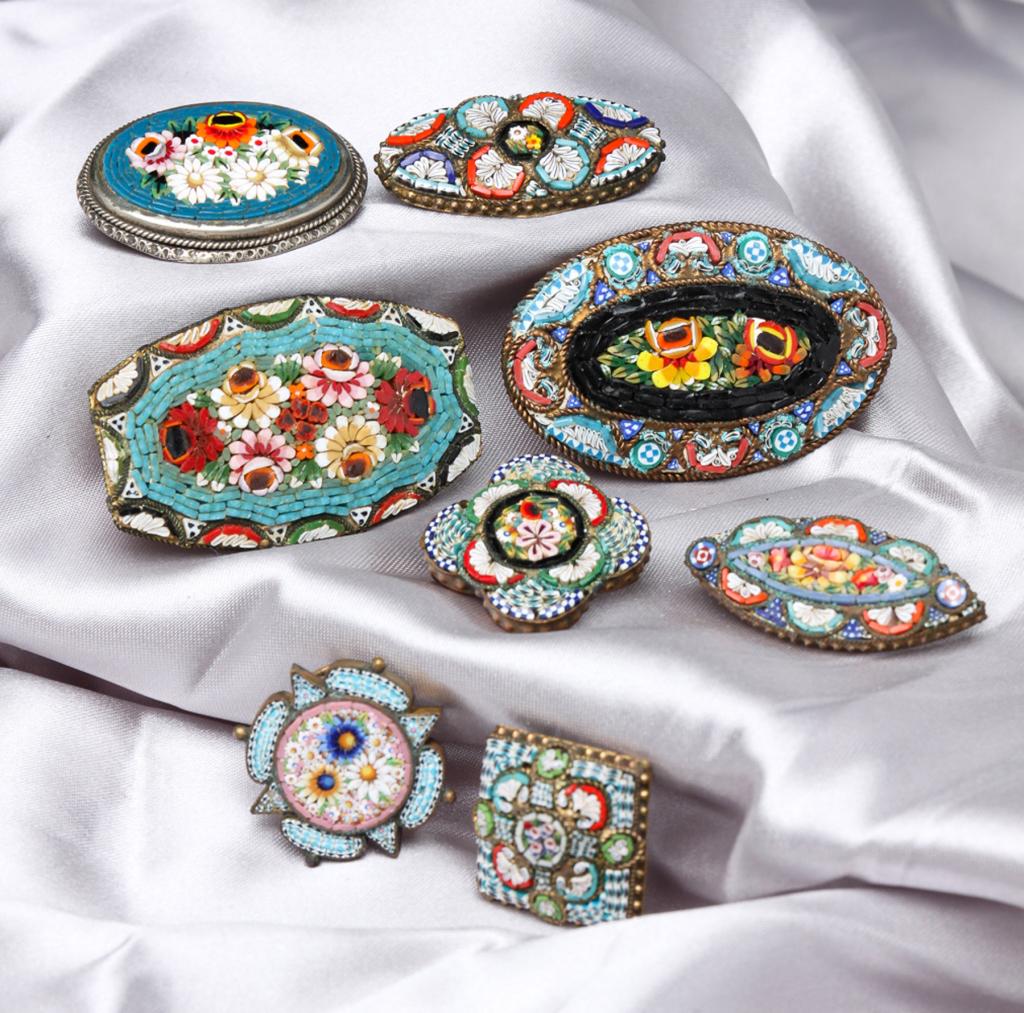 GROUP OF ITALIAN MICRO MOSAIC BROOCHES. (1 of 3)