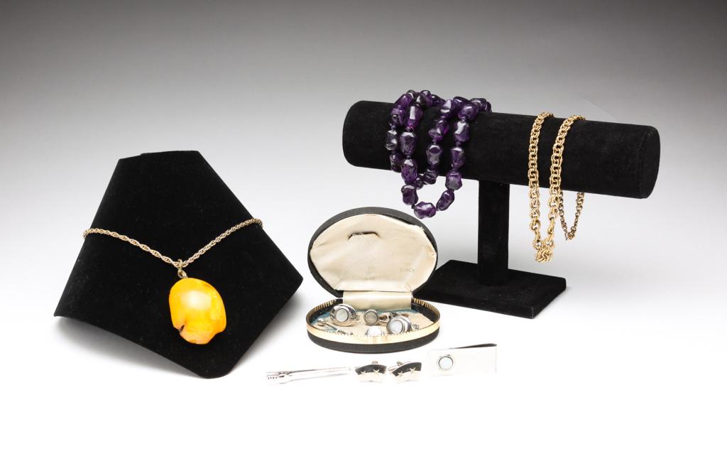 SMALL GROUP MISC. VINTAGE JEWELRY. (1 of 9)