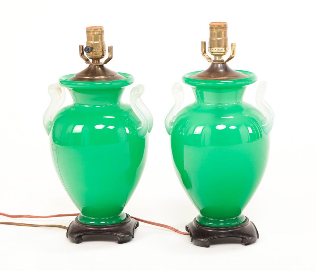 TWO AMERICAN ART GLASS TABLE LAMPS. (1 of 4)