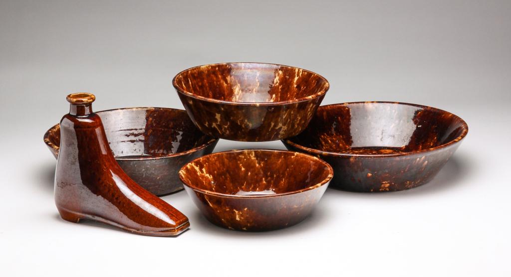 FIVE ENGLISH ROCKINGHAM PIECES. (1 of 6)