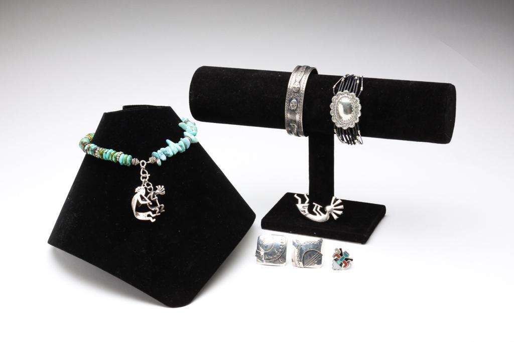 SMALL GROUP VINTAGE NATIVE AMERICAN JEWELRY. (1 of 9)