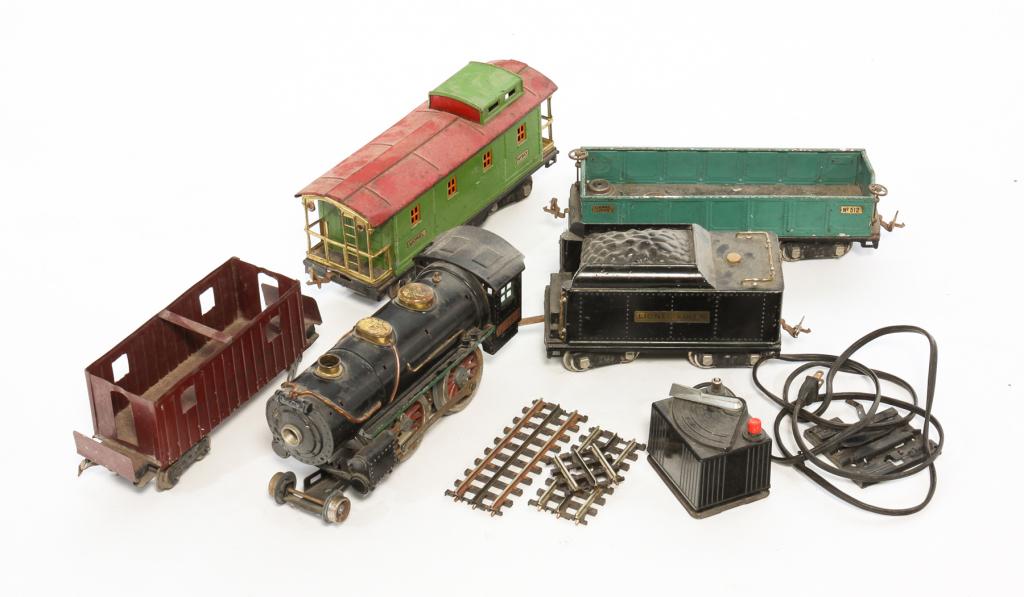FIVE LIONEL STANDARD GAUGE TRAIN PIECES. (1 of 10)