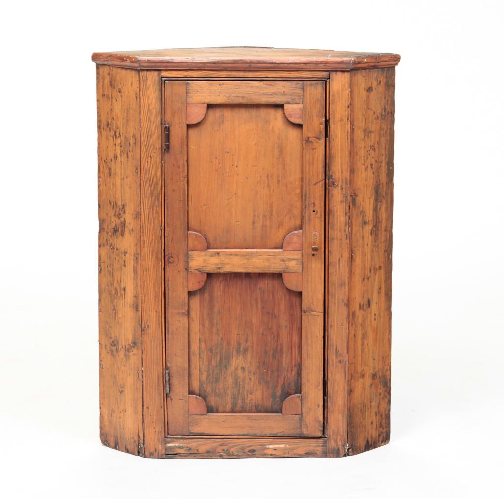 AMERICAN HANGING CORNER CABINET. (1 of 5)
