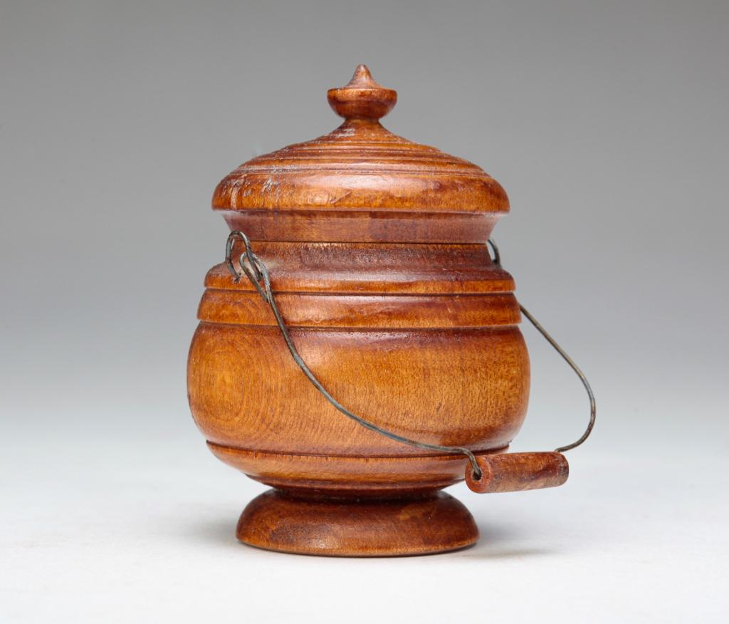 AMERICAN PEASEWARE STYLE CONTAINER. (1 of 4)