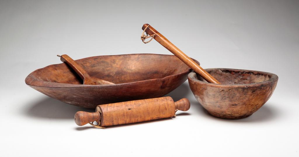 FIVE PIECES OF AMERICAN KITCHEN WOODENWARE. (1 of 3)