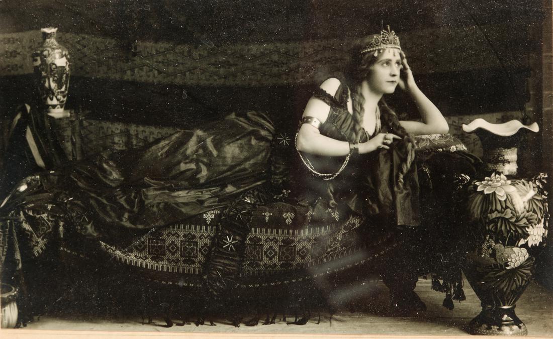 AMERICAN PHOTO OF AN ACTRESS. (1 of 4)