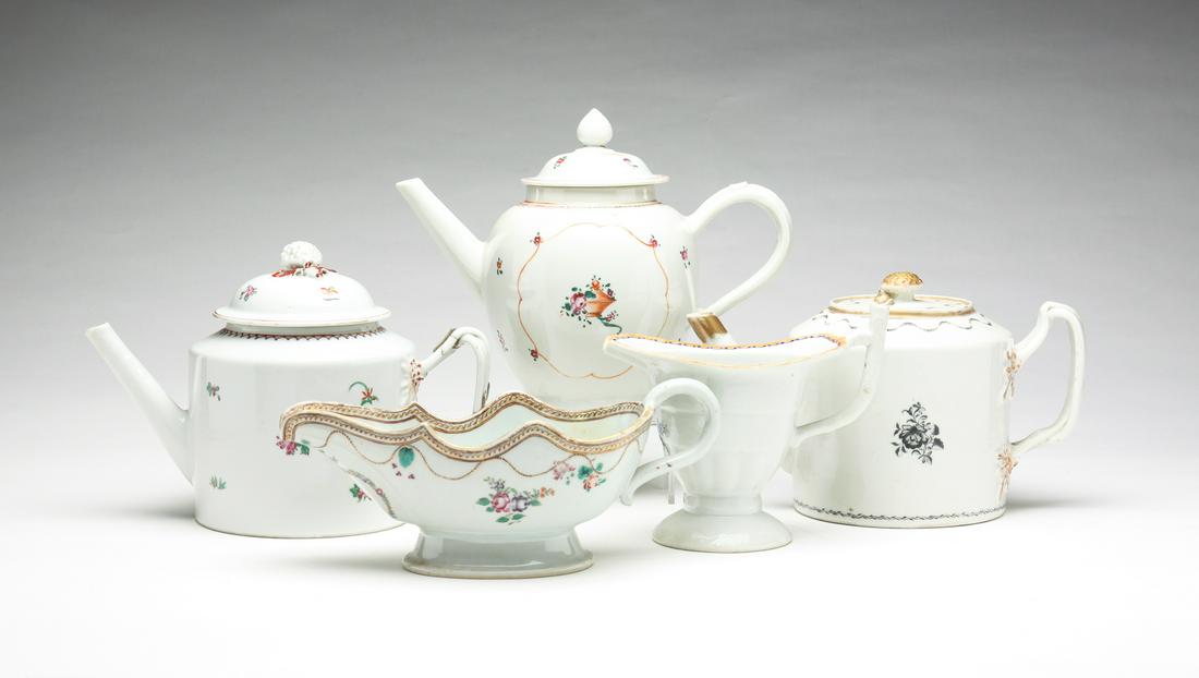 FIVE PIECES OF CHINESE EXPORT INCLUDING TEAPOTS. (1 of 6)
