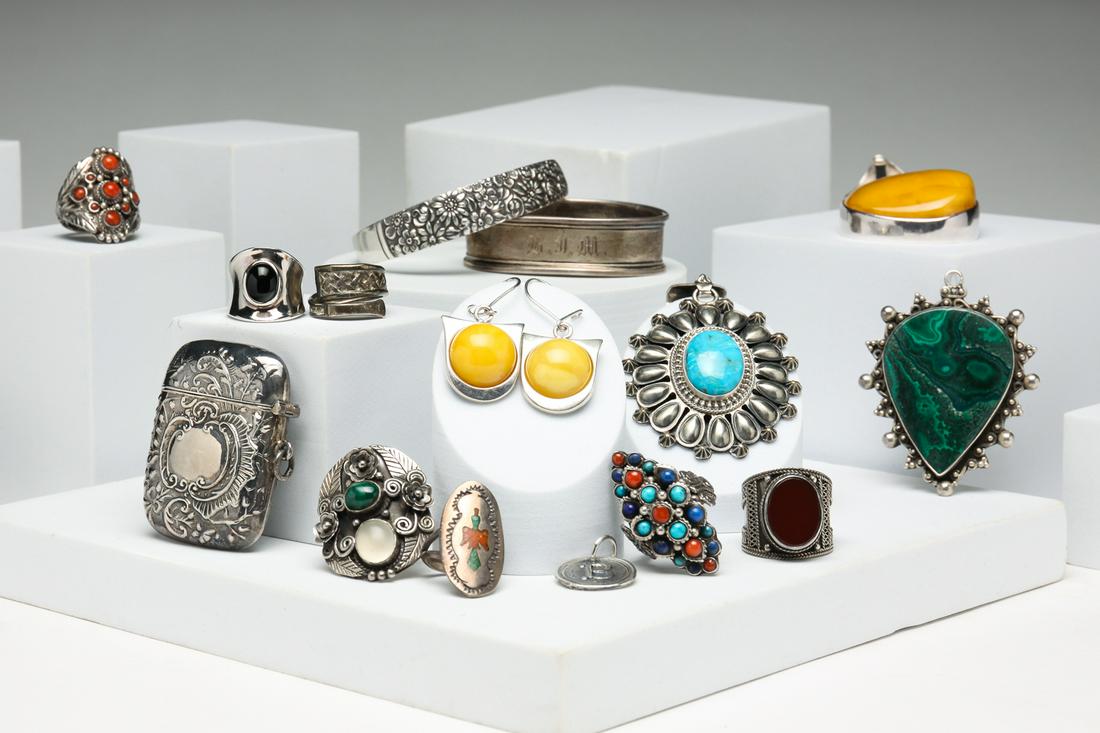 GROUP OF MOSTLY STERLING VINTAGE JEWELRY. (1 of 13)