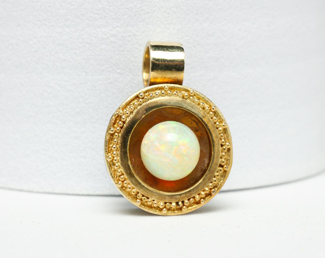 VINTAGE GOLD AND OPAL PENDANT. (1 of 3)