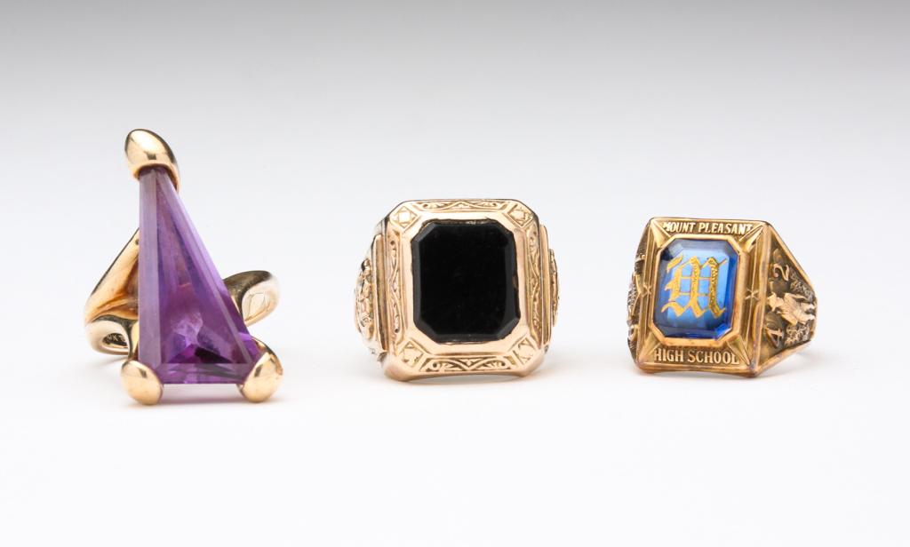 THREE VINTAGE 10K GOLD RINGS. (1 of 8)