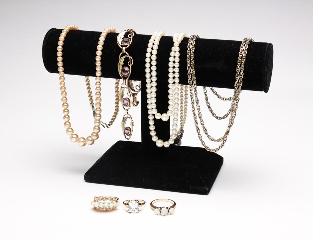 SMALL GROUP OF JEWELRY, INCLUDING OPAL RINGS. (1 of 7)