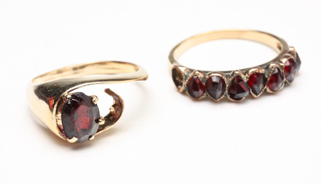 TWO VINTAGE GOLD GARNET RINGS. (1 of 2)