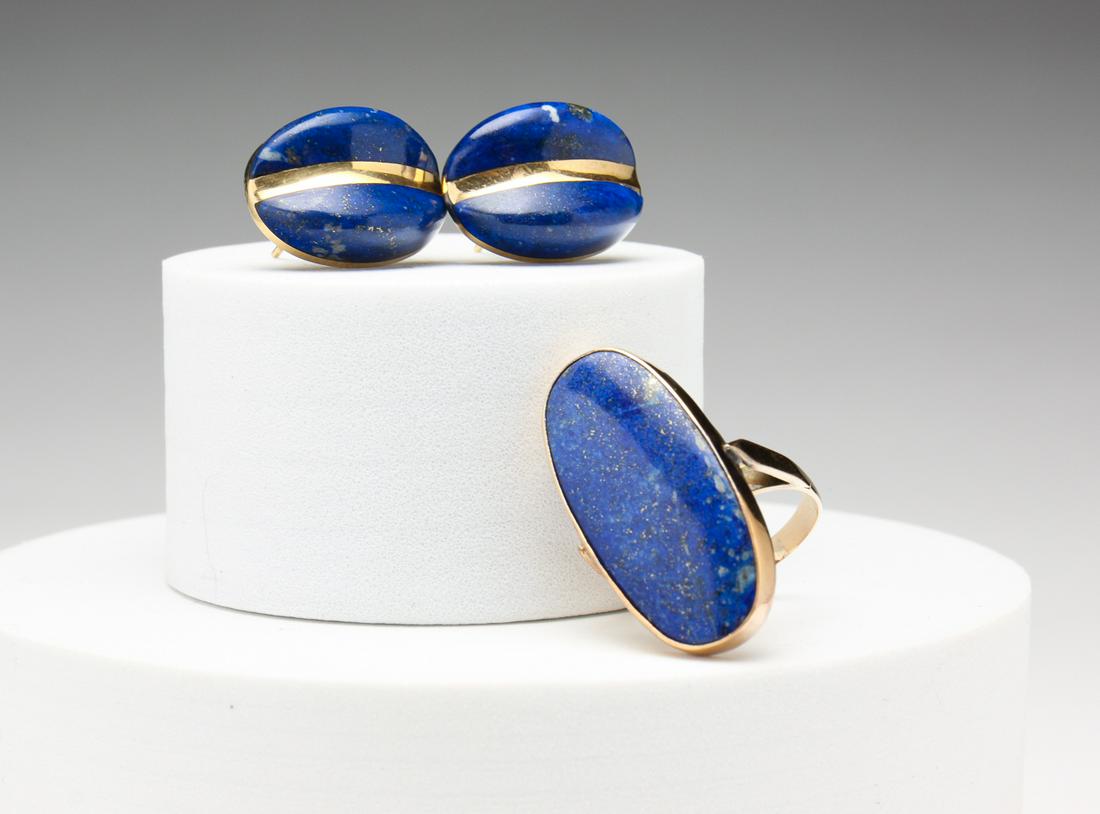 PAIR OF YELLOW GOLD AND LAPIS EARRINGS & RING. (1 of 4)