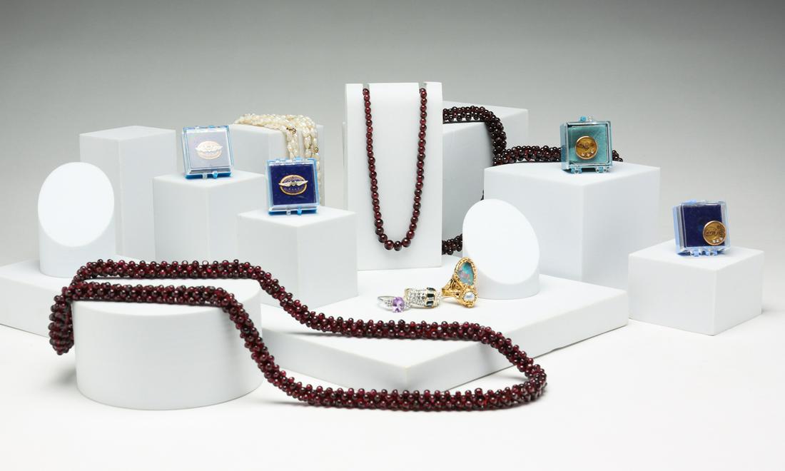 SMALL GROUP OF VINTAGE AND NEWER JEWELRY. (1 of 6)