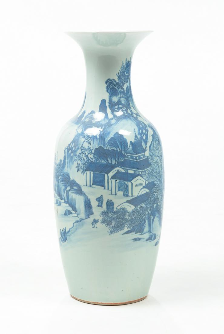 CHINESE PORCELAIN VASE. (1 of 5)