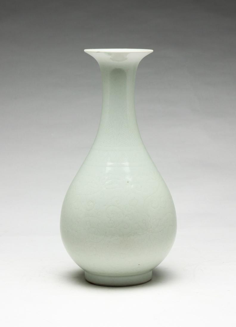 CHINESE CELADON PORCELAIN VASE. (1 of 6)