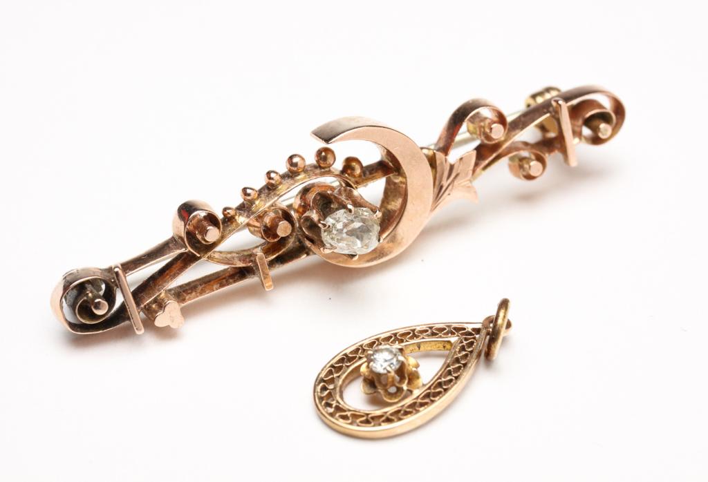 VINTAGE GOLD AND DIAMOND PIN AND PENDANT. (1 of 2)