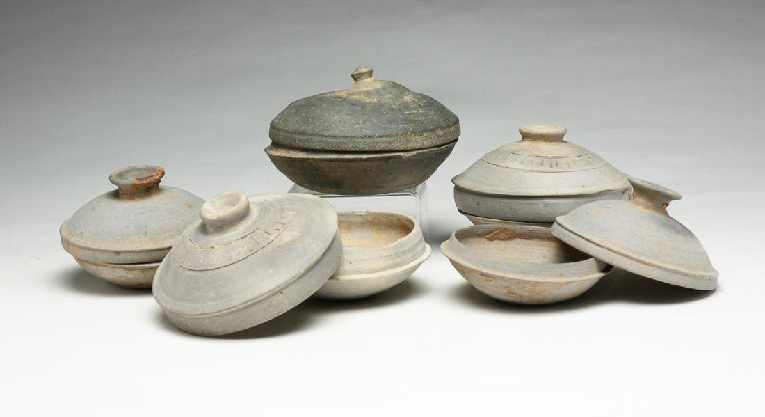 FIVE KOREAN SILLA POTTERY COVERED VESSELS. (1 of 5)