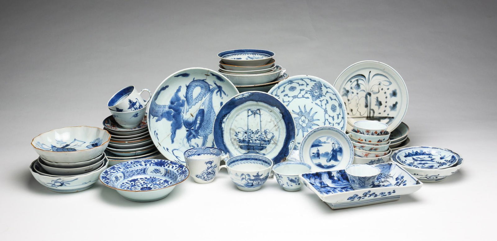 GROUP OF CHINESE AND JAPANESE PORCELAIN. (1 of 8)
