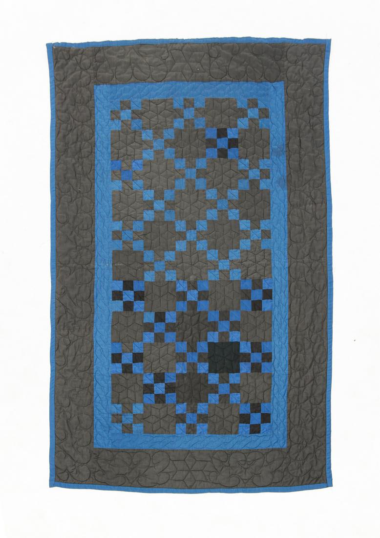 AMISH YOUTH BED PIECE WORK QUILT. (1 of 3)