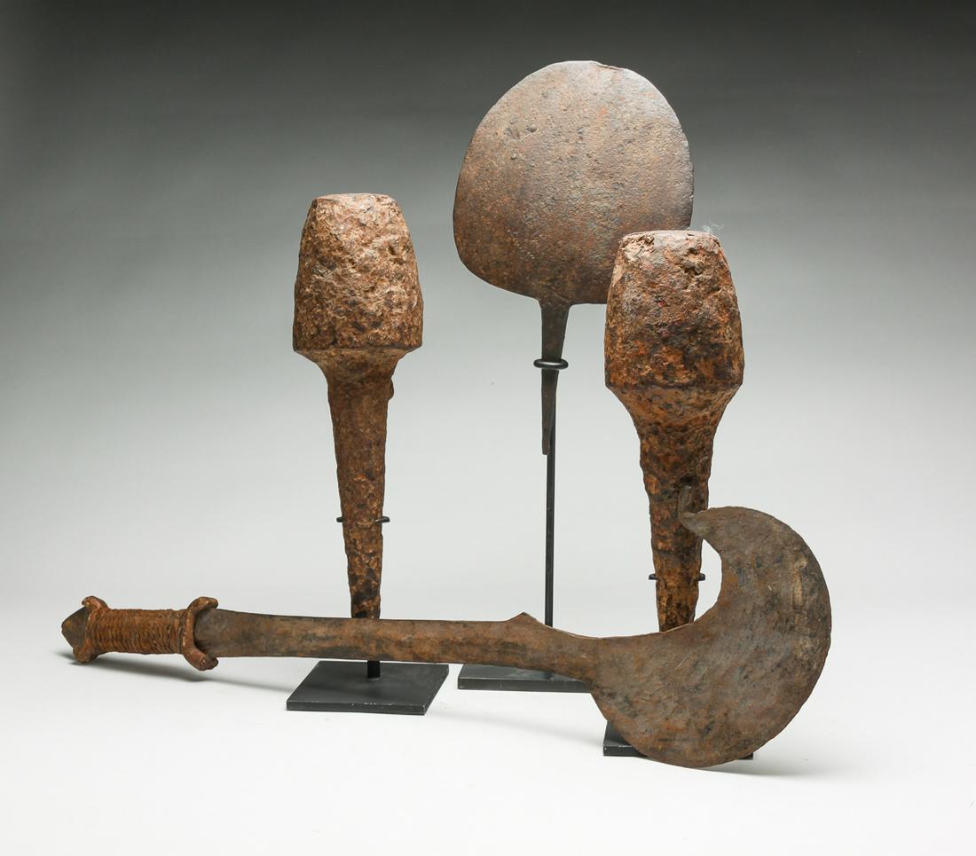 FOUR PIECES OF AFRICAN IRON CURRENCY. (1 of 6)