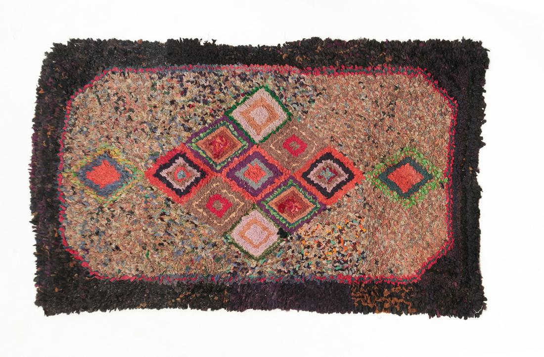 AMERICAN HOOKED RUG. (1 of 4)