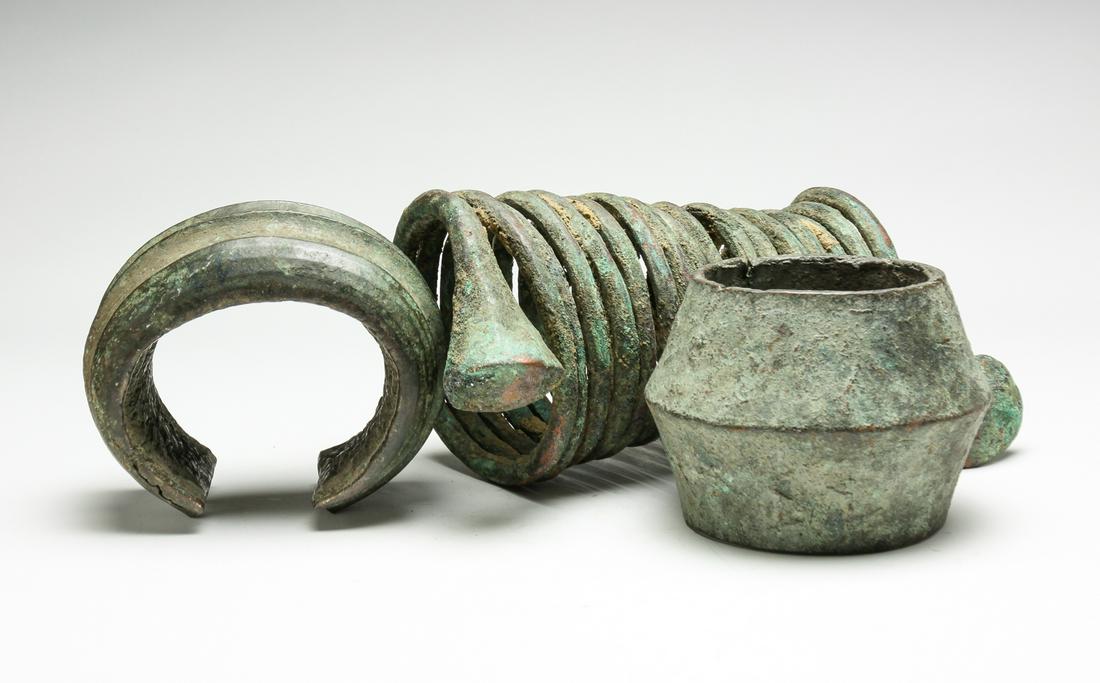 THREE PIECES OF AFRICAN BRONZE CURRENCY. (1 of 4)
