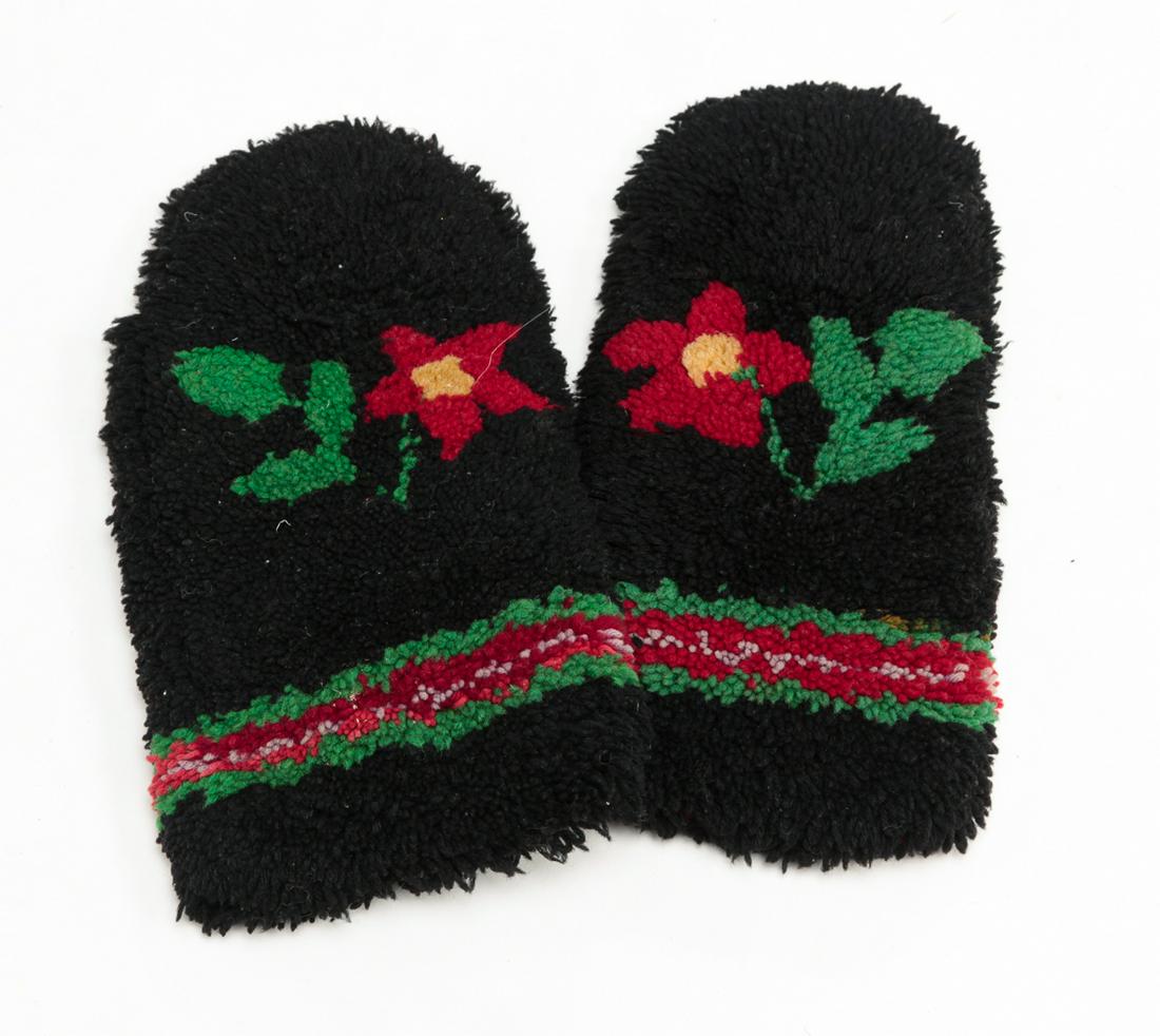 PAIR OF AMERICAN WOOL MITTENS. (1 of 4)