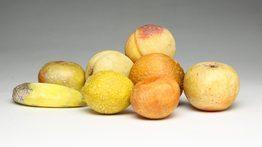 EIGHT PIECES OF STONE FRUIT. (1 of 3)