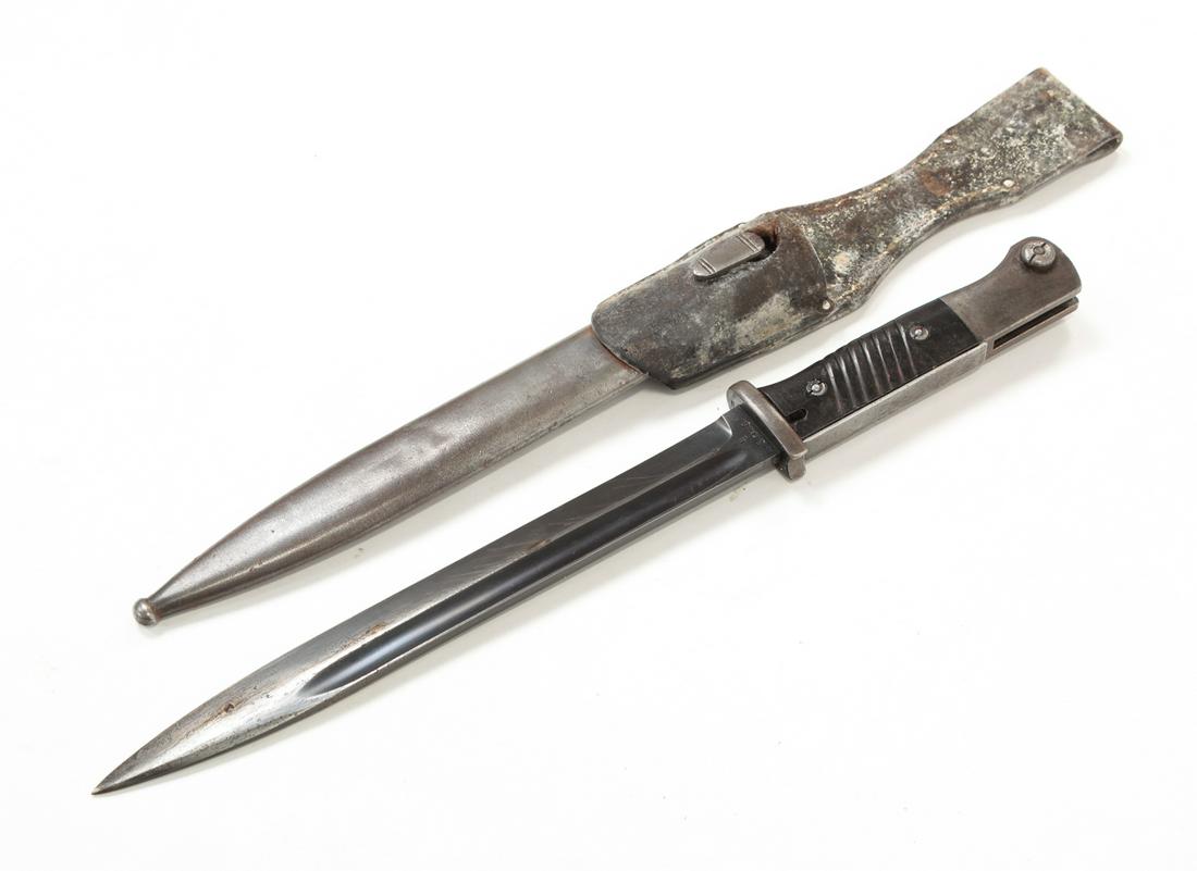 WWII GERMAN K98 BAYONET BY MUNDLOS WITH SCABBARD: German K98 bayonet with scabbard. Blade marked "Mundlos" and "949 b". Wooden handle. 9-3/4" blade length, 15" overall.