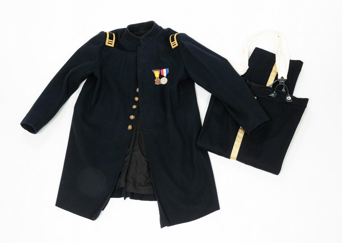 CIVIL WAR CAPTAIN'S REENACTMENT UNIFORM: Late 20th century, wool. Captain epaulets, single breasted frock coat. Together with trousers.