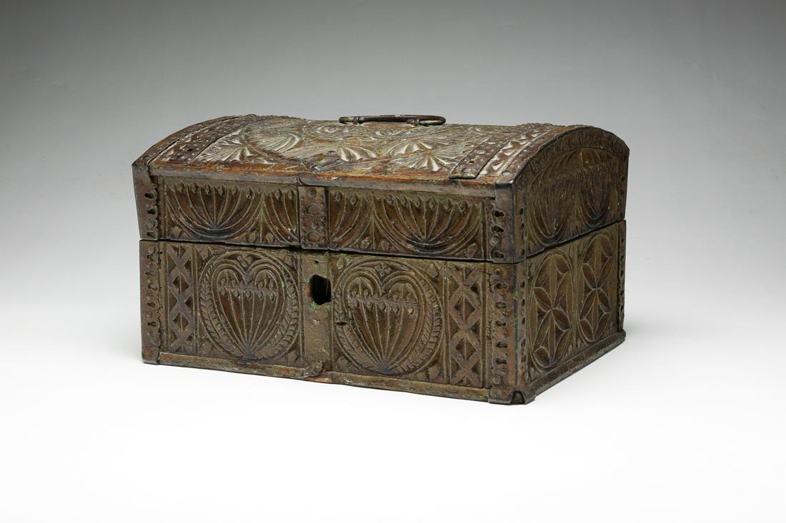 ENGLISH DOMETOP LOCK BOX. (1 of 5)