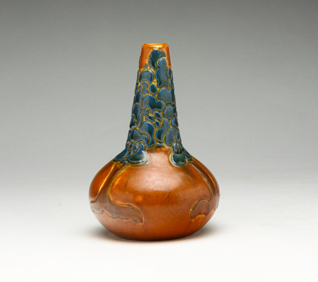 AMERICAN HEARD FOR VANCE AVON ART POTTERY VASE. (1 of 5)