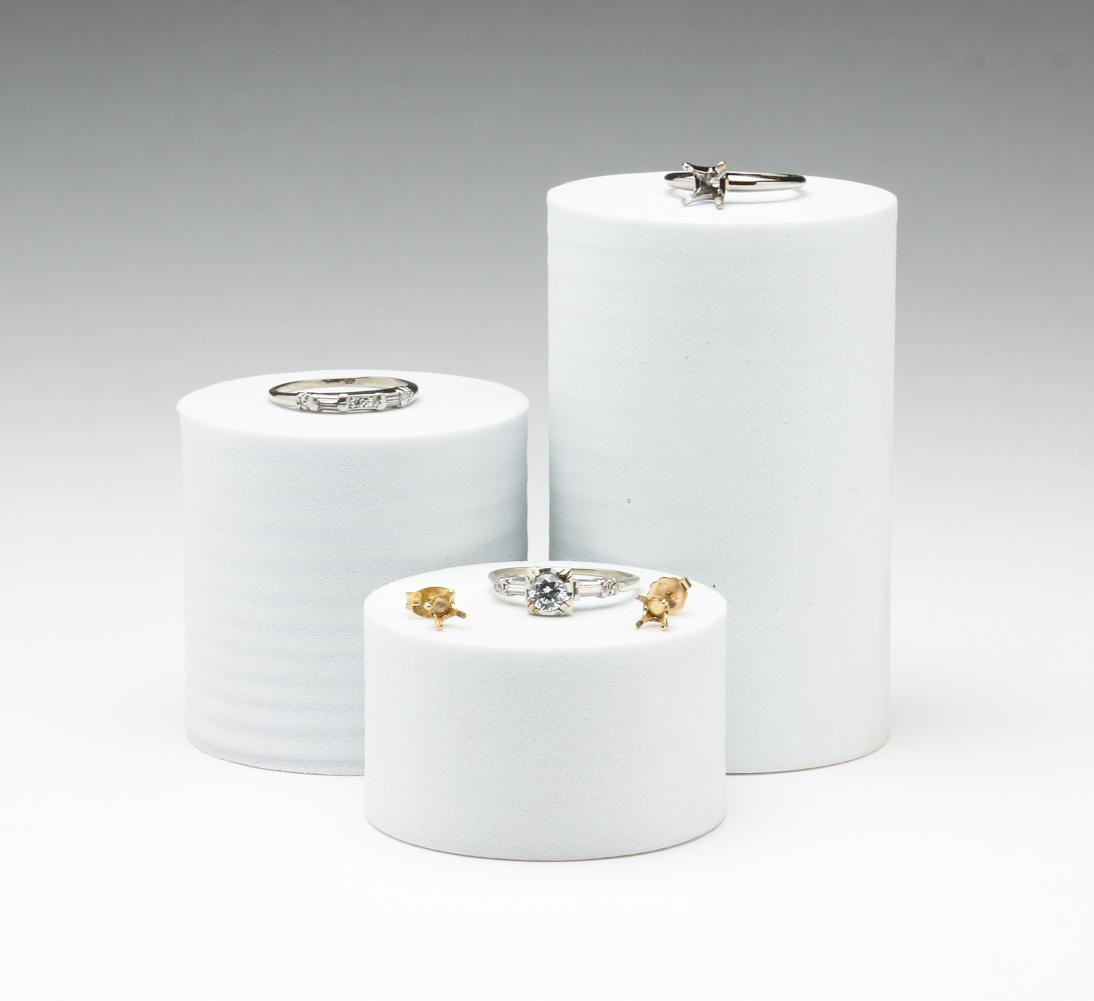 SMALL GROUP GOLD JEWELRY. (1 of 3)