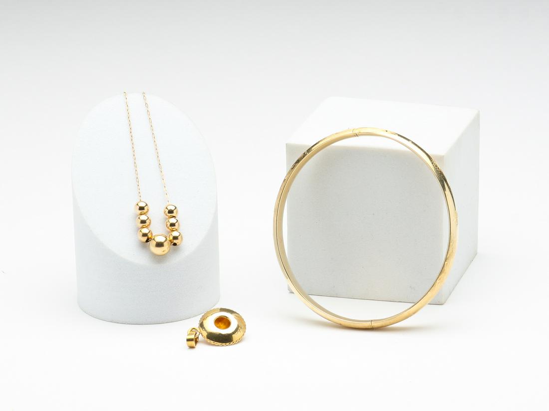 THREE PIECES YELLOW GOLD JEWELRY. (1 of 4)