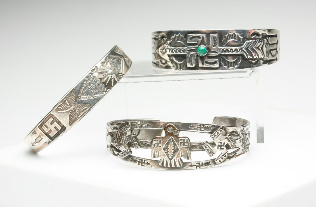 THREE NAVAJO WHIRLING LOG CUFF BRACELETS. (1 of 5)